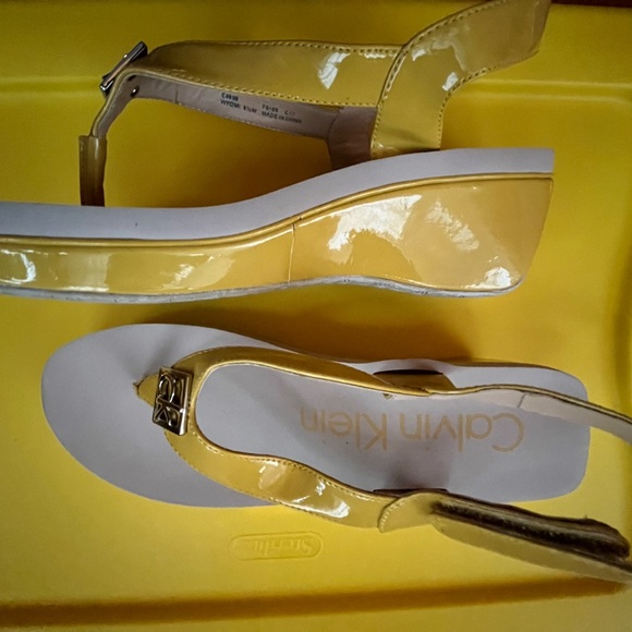 Brilliant Yellow Patent Leather Platform Sandals Never Worn Calvin Klein - Picture 3 of 7